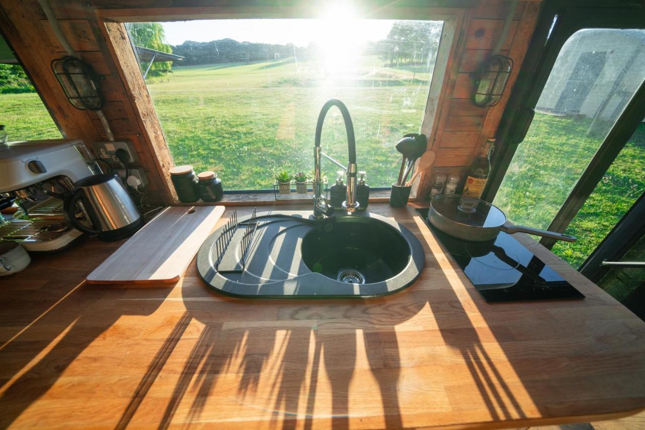 Отель Delightful 2 Bed Double Decker Bus With Hot Tub Укфилд Экстерьер фото