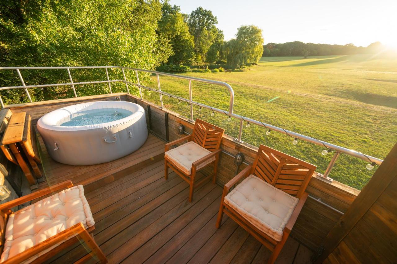Отель Delightful 2 Bed Double Decker Bus With Hot Tub Укфилд Экстерьер фото