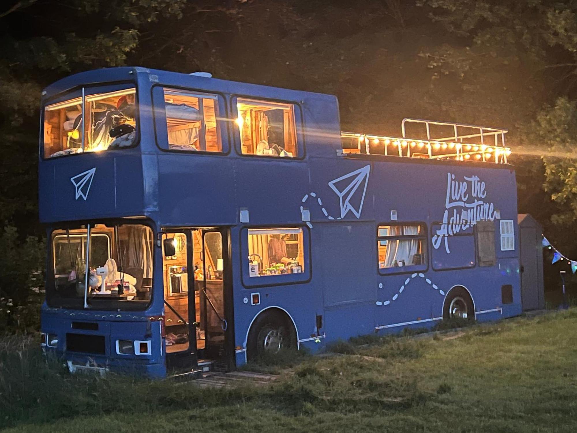 Отель Delightful 2 Bed Double Decker Bus With Hot Tub Укфилд Экстерьер фото
